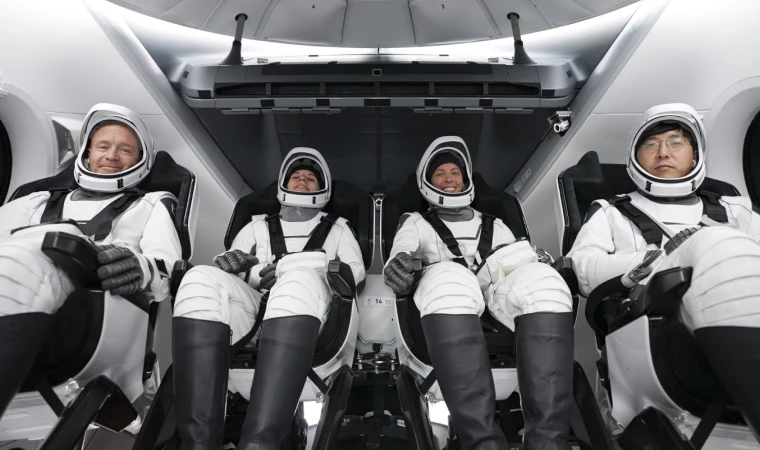 SpaceX, ilk insanlı uzay uçuşunu gerçekleştirdi