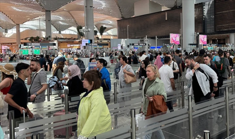 Yolcuların üçte ikisi İstanbul ve Antalya havalimanlarını kullandı