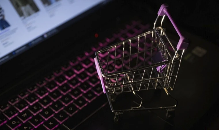 e-Ticarette erkekler yazılıma, kadınlar giyime yöneldi