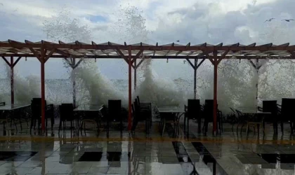 Deniz taştı, sahil suyla kaplandı