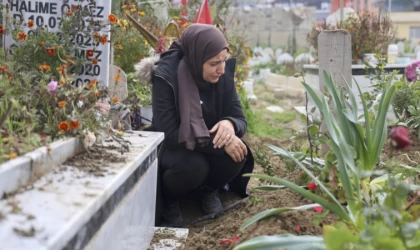 Depremde kaybettiği ailesinin acısına dayanamadı!