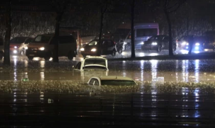 Gaziantep'te sağanak yağış nedeniyle yollar göle döndü