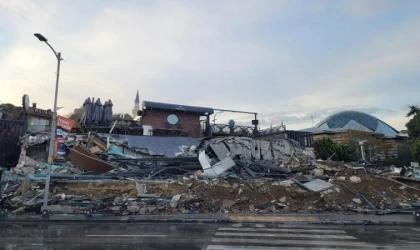 Üsküdar sahilinde kaçak bina yıkıldı