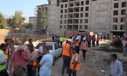 Maaşlarını alamayan işçiler vincin tepesine çıktı