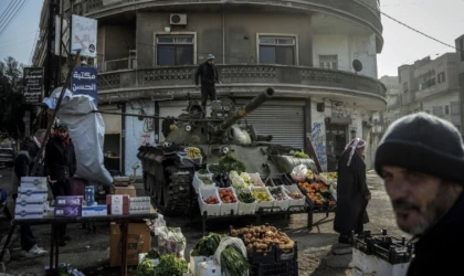 Suriyeli esnaf Esad'ın bomba yağdırdığı tankı manav tezgahına çevirdi