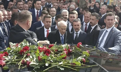 MHP Genel Başkanı Devlet Bahçeli, Türkeş’in mezarını ziyaret etti