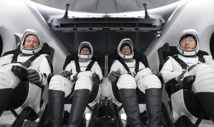 SpaceX, ilk insanlı uzay uçuşunu gerçekleştirdi