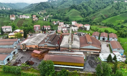 Çay fabrikasından kömür tozları yağıyor