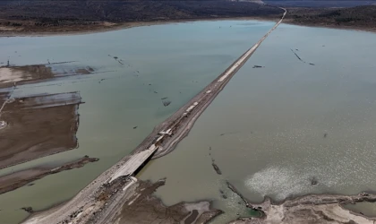 Barajda su seviyesi düşünce kara yolu ortaya çıktı