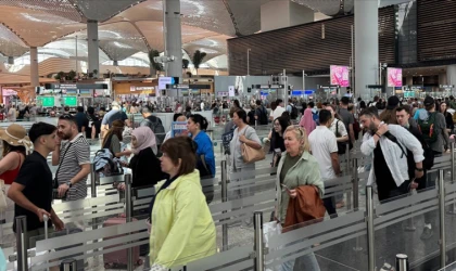 Yolcuların üçte ikisi İstanbul ve Antalya havalimanlarını kullandı